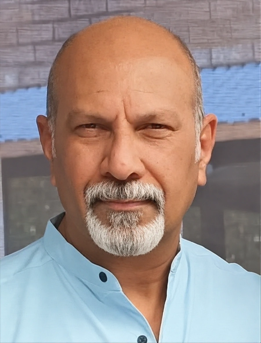 Portrait of artist Derek Gomez